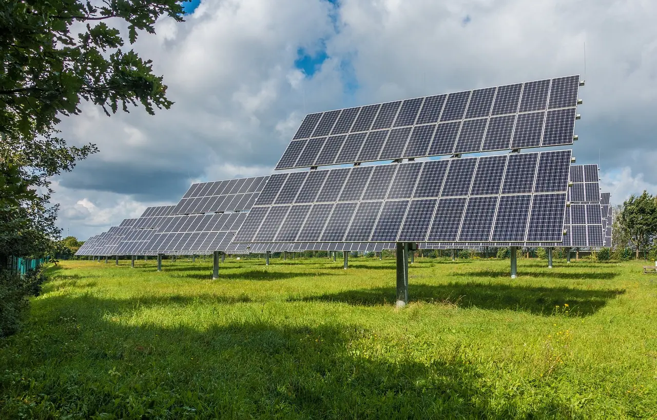 Impianto agrivoltaico su terreno agricolo con prato sotto i pannelli